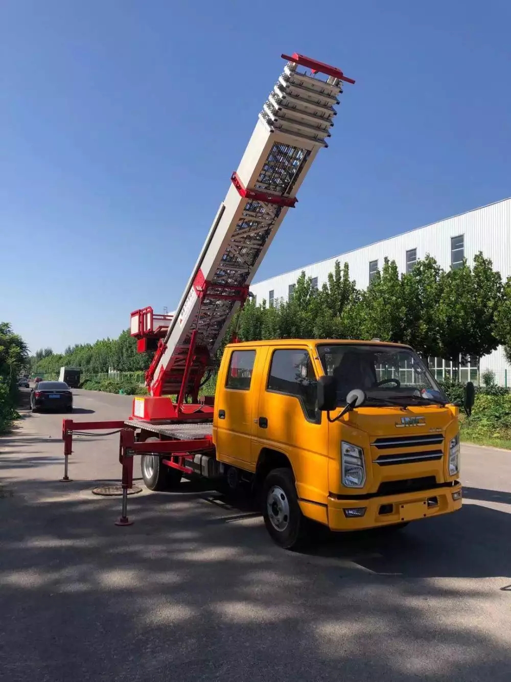 内黄附近的云梯车出租服务：轻松解决高空作业需求